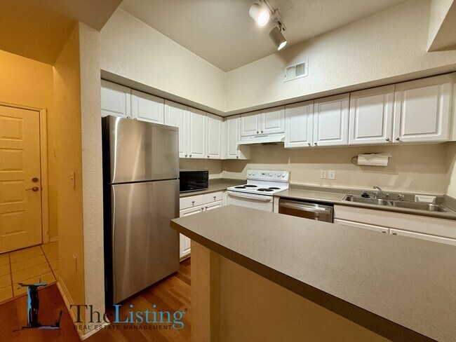 Building Photo - 402 S Armenia Ave