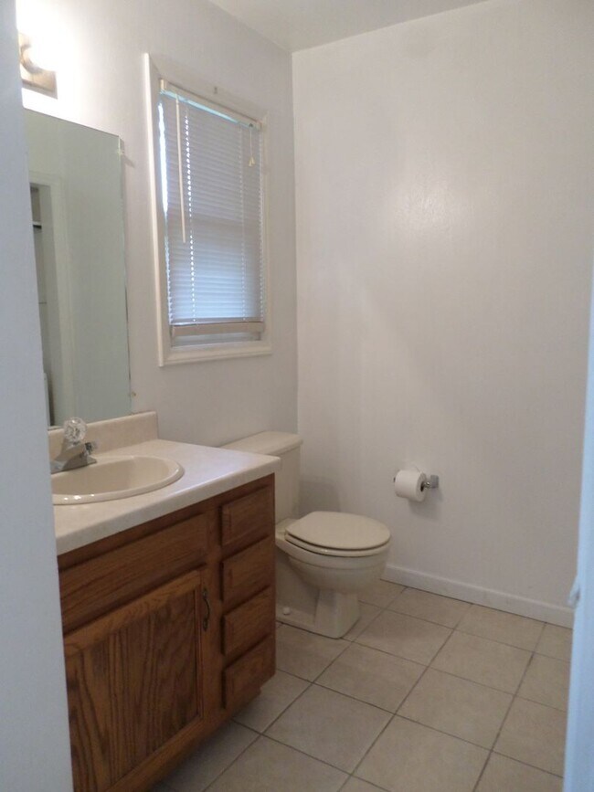 Building Photo - 3 Bedroom 2.5 Bath Duplex