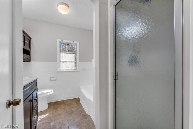 Building Photo - 2150 Glenridge Rd