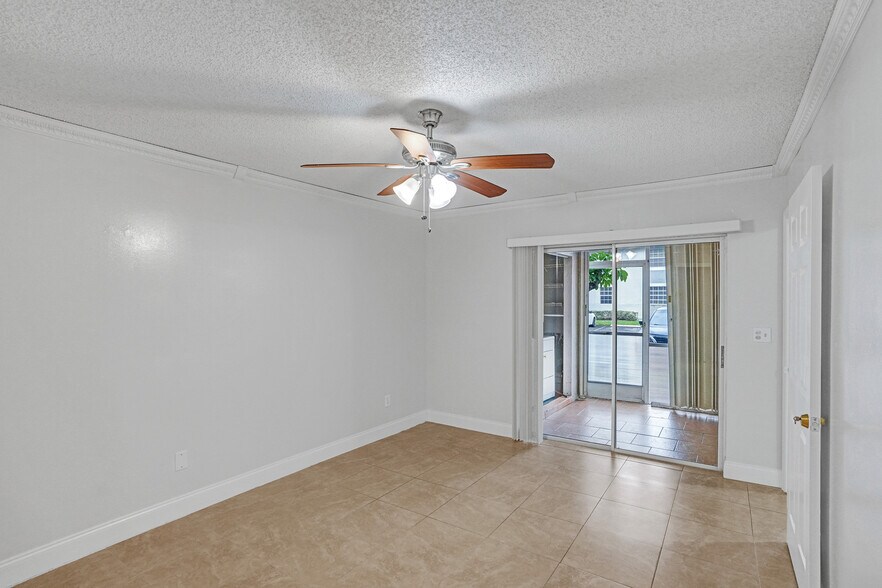 Building Photo - 447 NE 210th Circle Ter