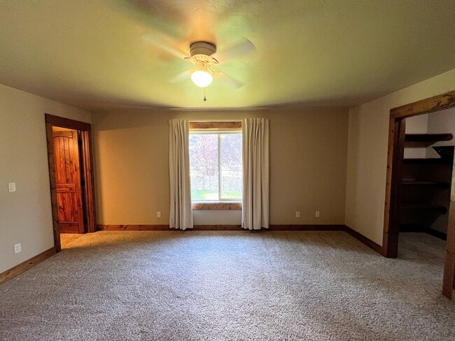 Building Photo - Charming Home with Open Floor Plan & Pet-Friendly Yard – Prime Location!