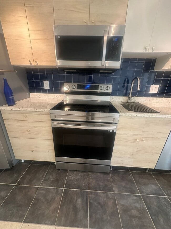 Building Photo - Modern Basement Unti 1 Bedroom/1 Bath, Recently renovated, new stainless steel appliances, floori...