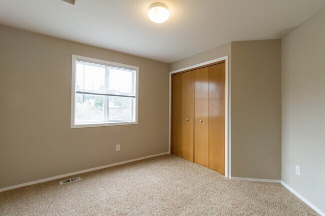 Building Photo - Lovely Corner Home in Quiet Neighborhood w...