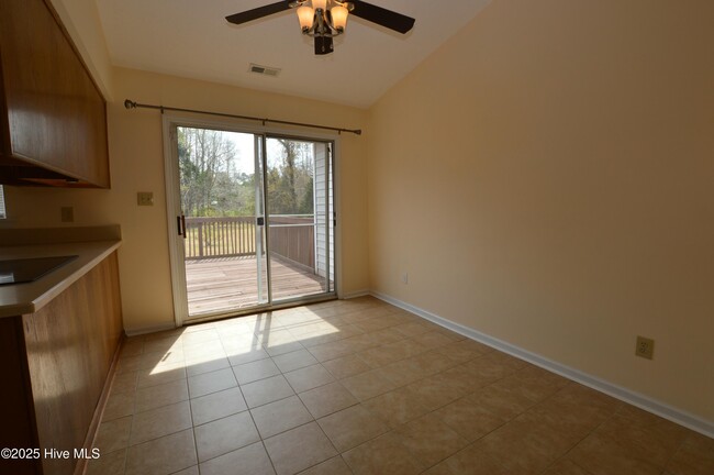 Building Photo - 260 S Creek Dr