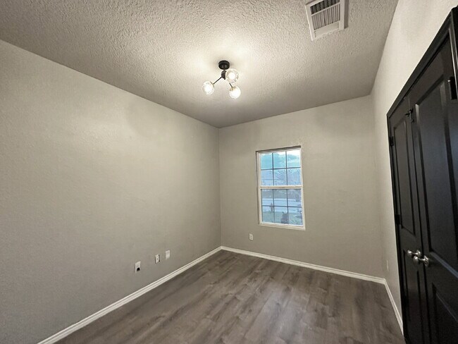 Building Photo - Spacious 5 Bedroom, 3.5 Bath Home with 2,6...