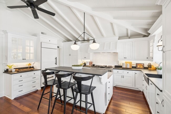 Building Photo - 2035 Miramar Dr