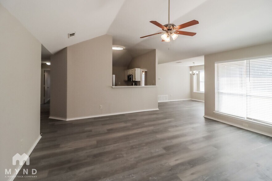 Building Photo - 4961 Briar Oaks Ln