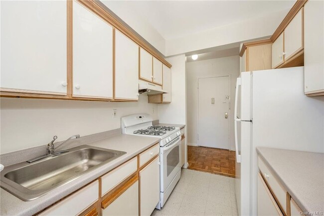 Building Photo - 525 Bronxville Rd
