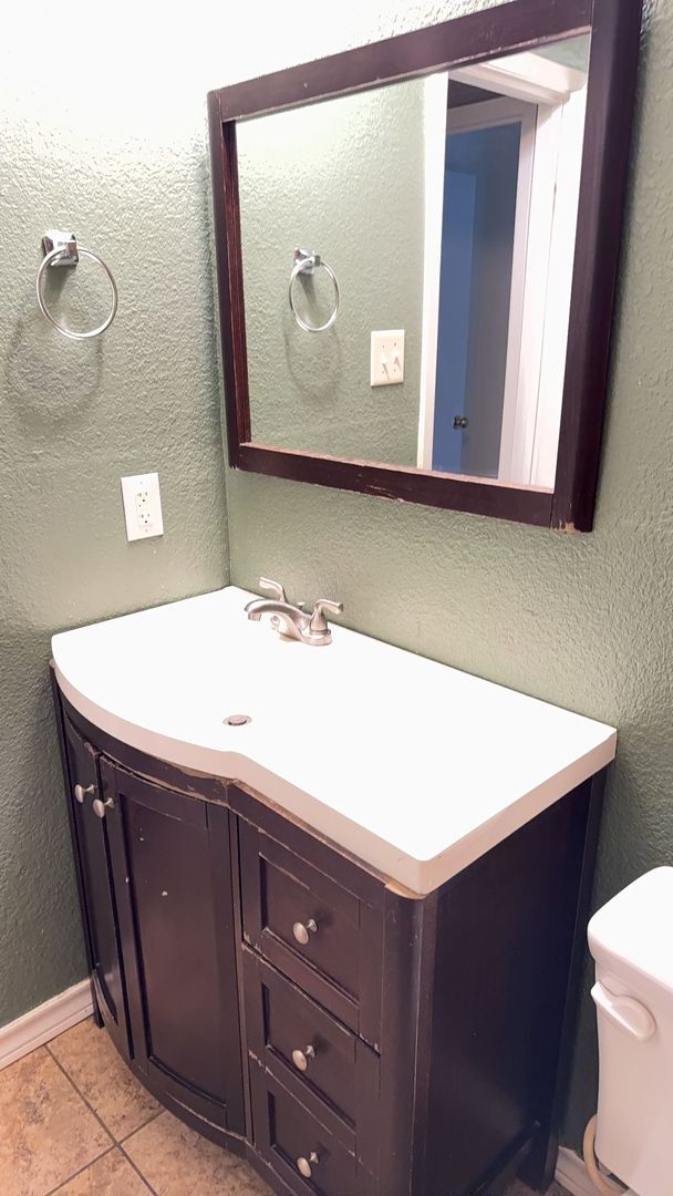 Building Photo - 3 bedroom 1.5 bathroom! HOUSING ACCEPTED!