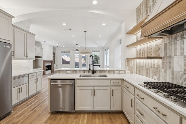 Building Photo - 6139 Belmont Ave