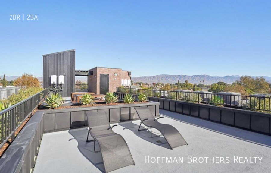 Building Photo - 10806 Blix St