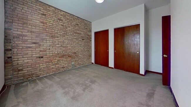 Building Photo - Top Floor Southport Corridor One Bedroom