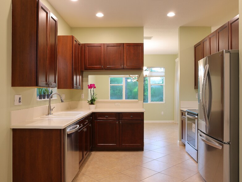 Building Photo - 407 SW Walking Path