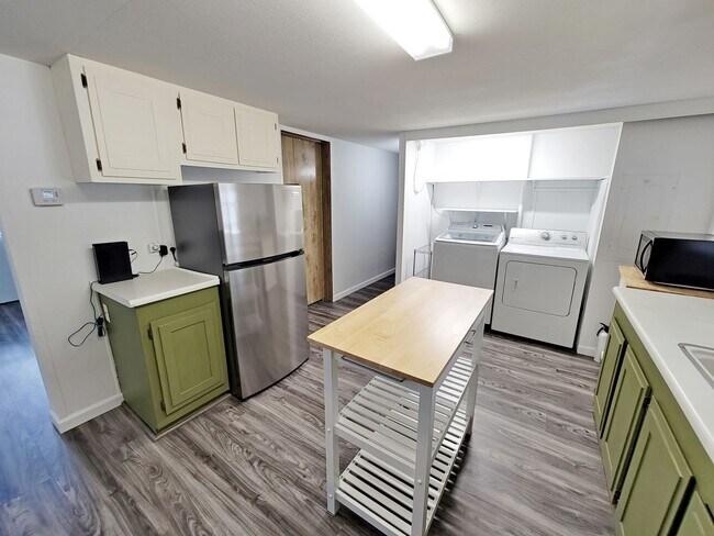 Building Photo - 3 Bedroom 2 Bath in Munds Park with AC!