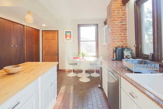 Building Photo - 182 Palfrey St