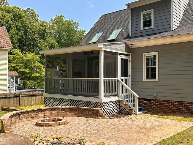 Building Photo - Updated Home in the Heart Of Chesterfield