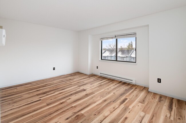 Building Photo - 8 Driftway Rd