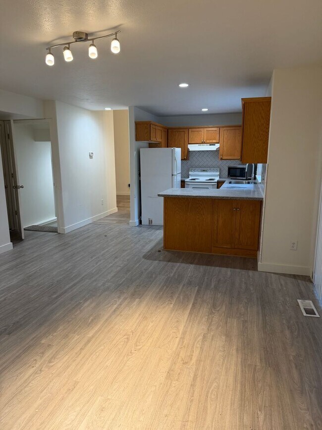 Building Photo - 4 Bedroom Duplex for Rent