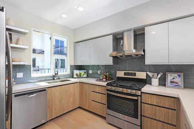 Building Photo - 15 Brookline Way
