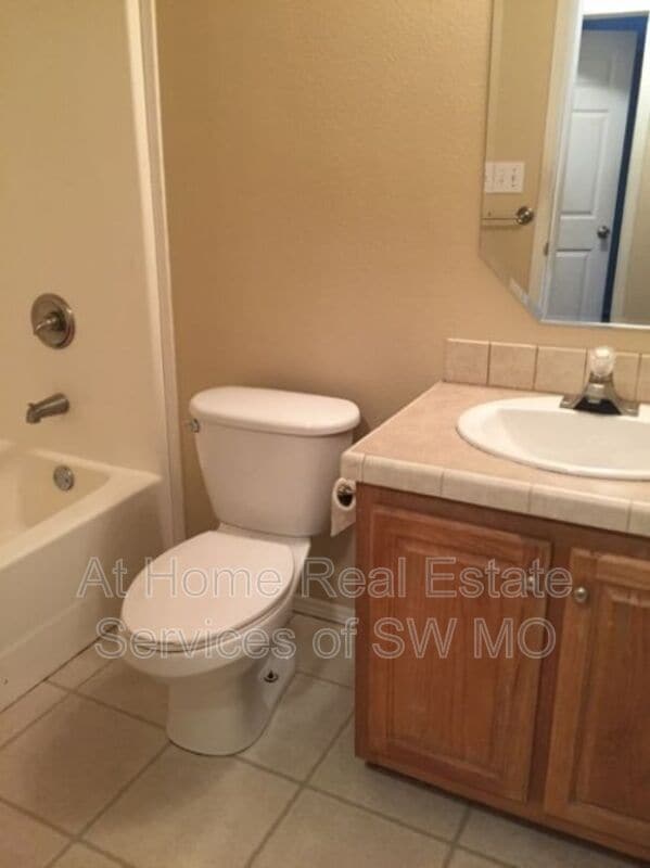 Building Photo - 503 W Warren Ave