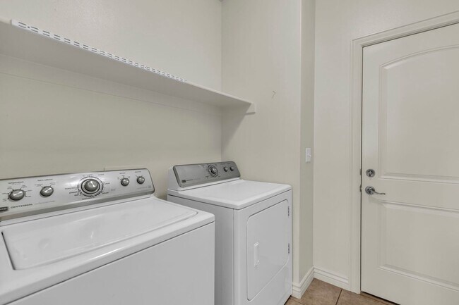 Building Photo - Charming Midway Home - Available Now!