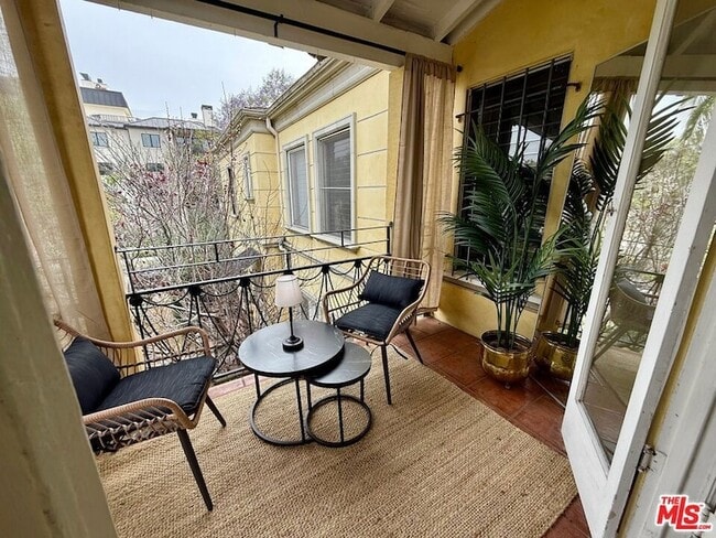 Building Photo - 157 N La Peer Dr