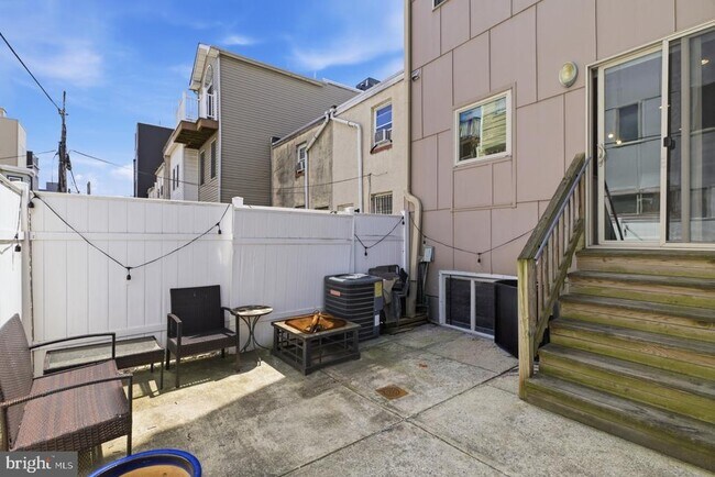 Building Photo - 2249 Kimball St