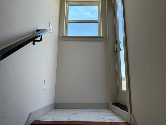 Building Photo - Gorgeous Greenlake Townhouse with Parking