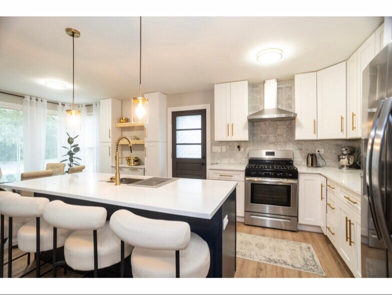 Building Photo - 726 Lawler Ave