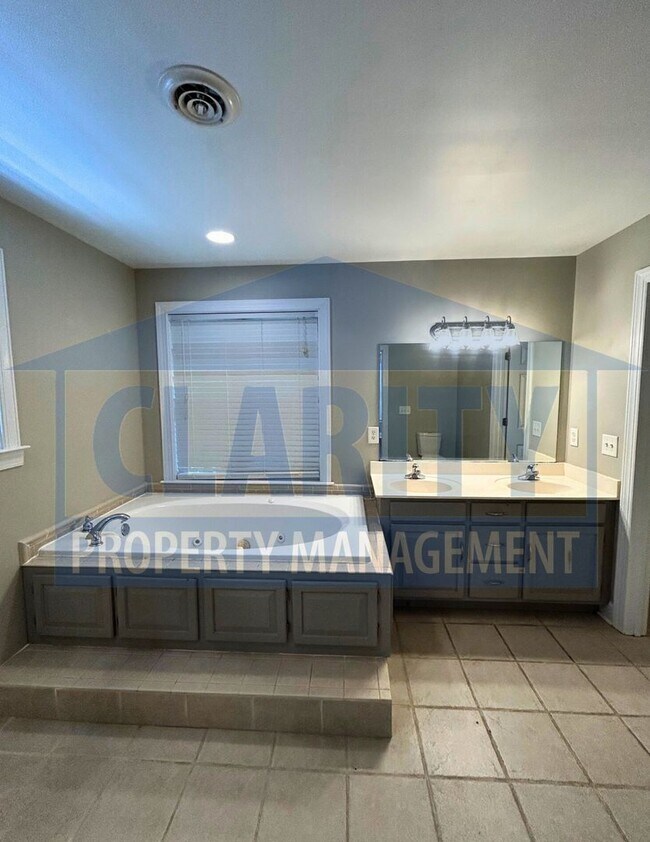 Building Photo - Beautiful three bedroom home in North Clev...