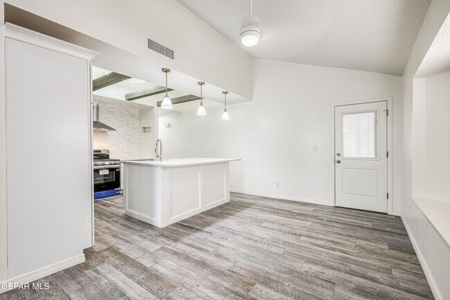 Building Photo - 5733 Saplinas Rd