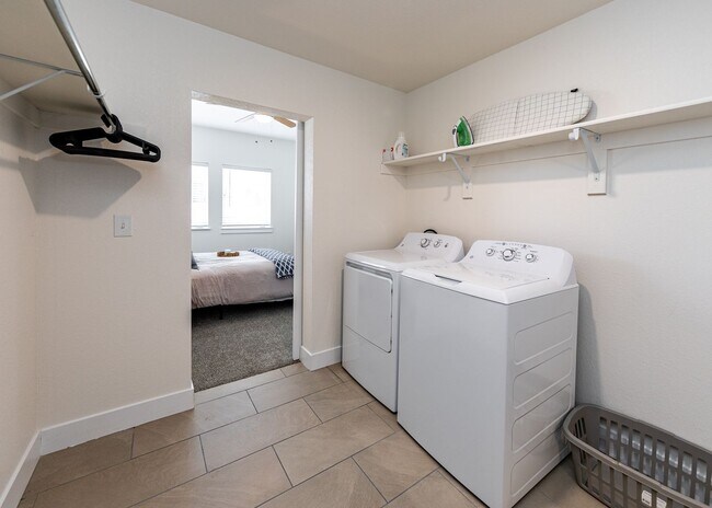 Building Photo - 1 Bed Luxury Apartment near Garden of the Gods