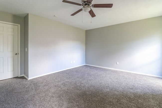 Building Photo - 904 Julies Trl