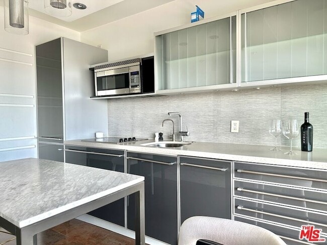 Building Photo - 999 N Doheny Dr