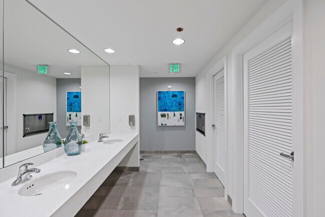 Building Photo - 2700 Donald Ross Rd