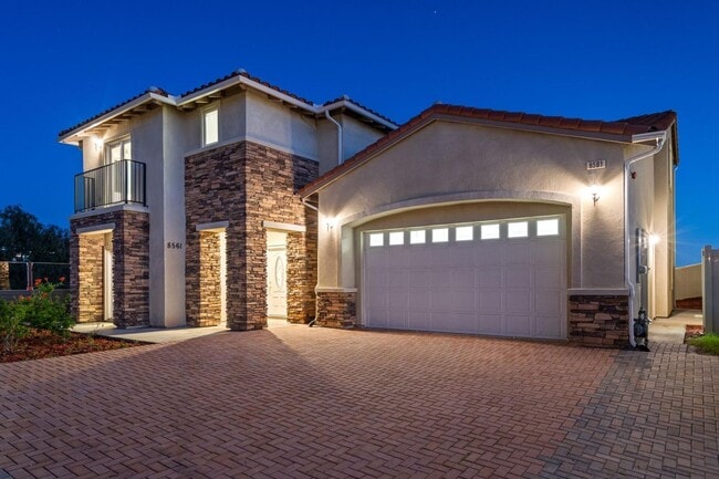 Building Photo - 5 Bedroom house with view