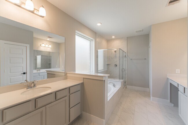 Building Photo - 2016 Woodland Park Ct