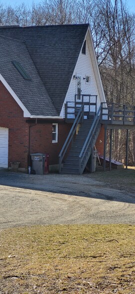 Building Photo - 105 Forest St