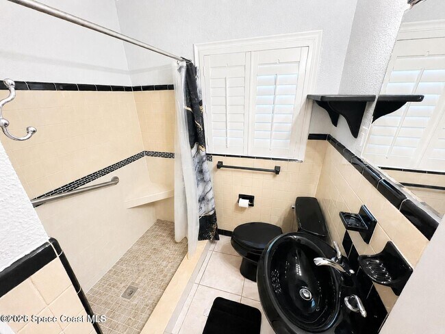 Building Photo - 394 Royal Palm Dr