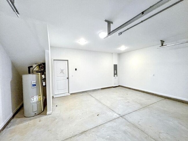 Building Photo - 4-Bedroom Home with Scenic Views and Conve...