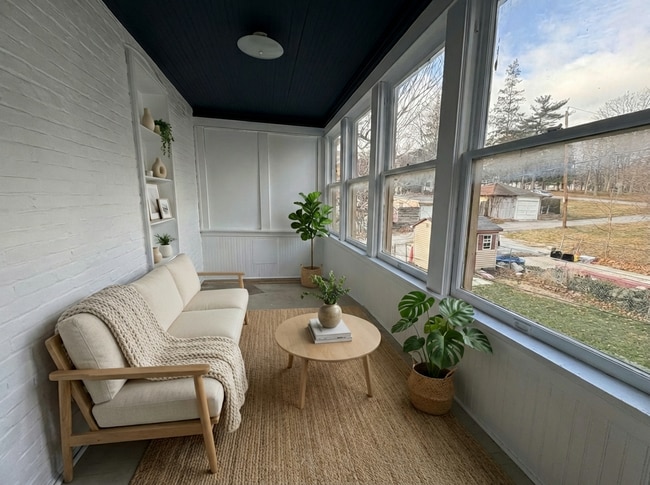 Building Photo - 342 N Newberry St