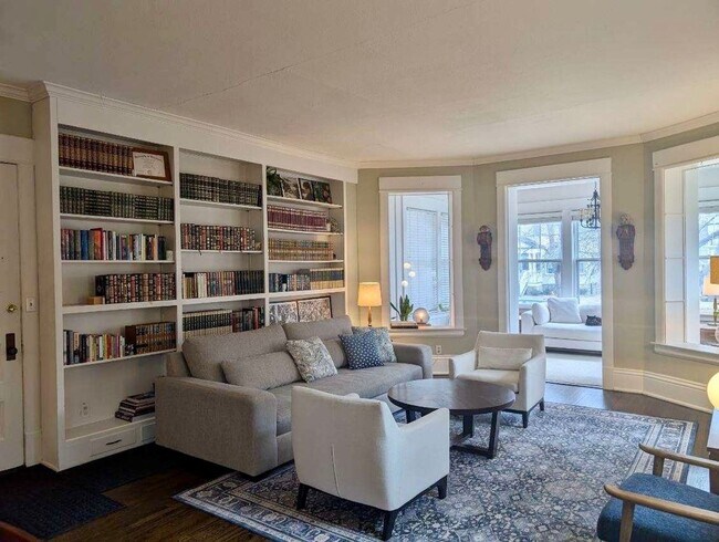 Building Photo - Stunning 3 bedroom main floor unit in prime Saint Paul location.