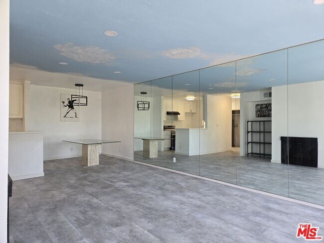 Building Photo - 8535 W Knoll Dr