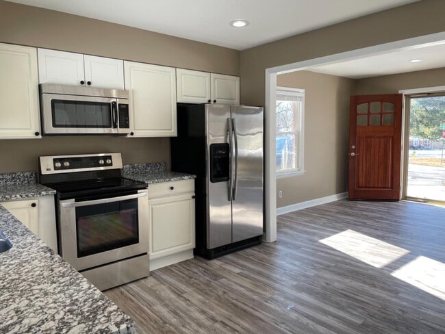 Building Photo - 2470 Millbrook Dr
