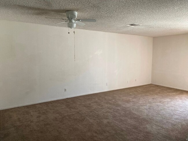 Building Photo - Single story 2 bedroom home.