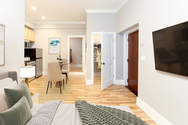 Building Photo - 629 W. Deming