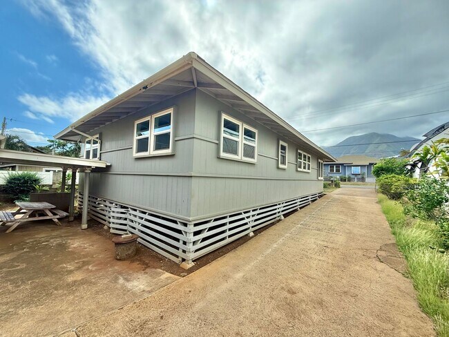 Building Photo - Partially Renovated 3 Bedroom / 2 Bathroom Main House – 1,400 Sq Ft