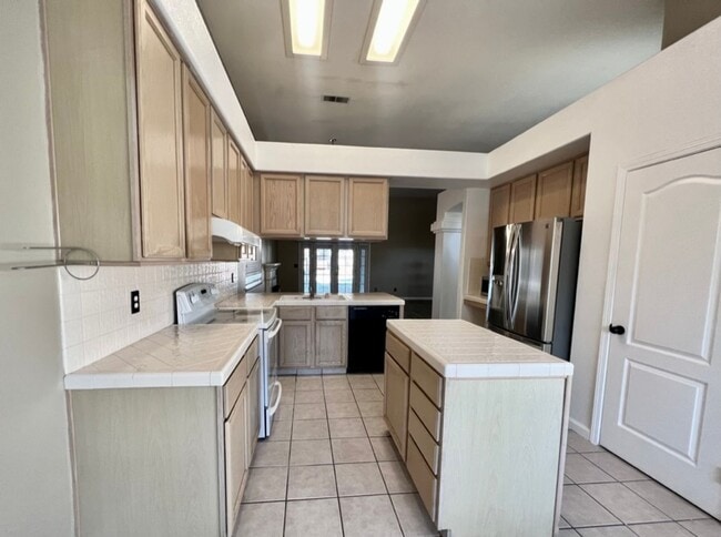 Building Photo - $500 MOVE IN BONUS, $2,450 Shields & Clovis 3 Bed - Judy Ave, Clovis / Swimming Pool
