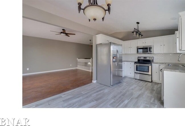 Building Photo - Stunning 4 Bed/3Bath Bi Level