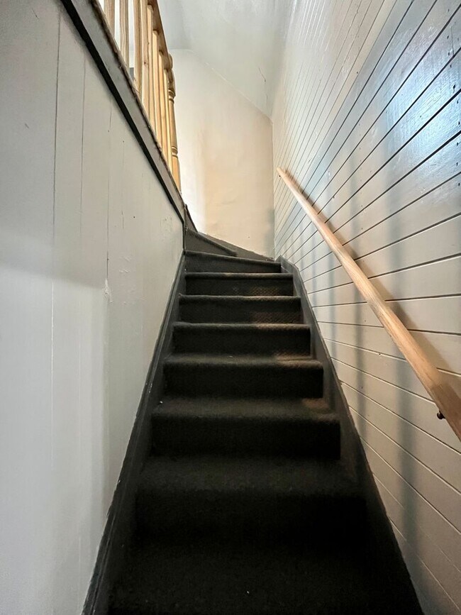 Building Photo - 4 Bedroom / 1 Bathroom House for Rent